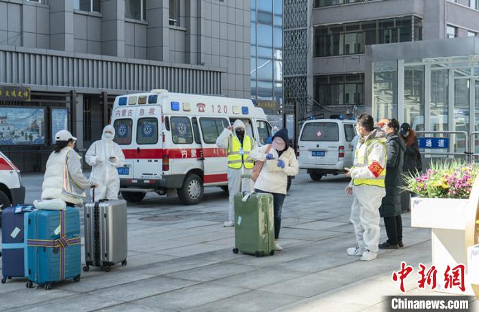圖為呼和浩特車站“外防輸入”。　夏亮 攝