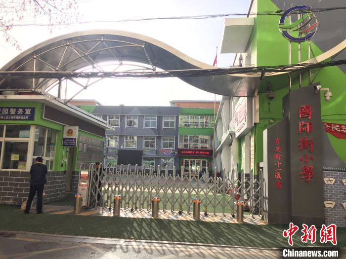 校門口設置臨時等候區(qū)，區(qū)域四周5米為禁行區(qū)?！「呷鸱?攝