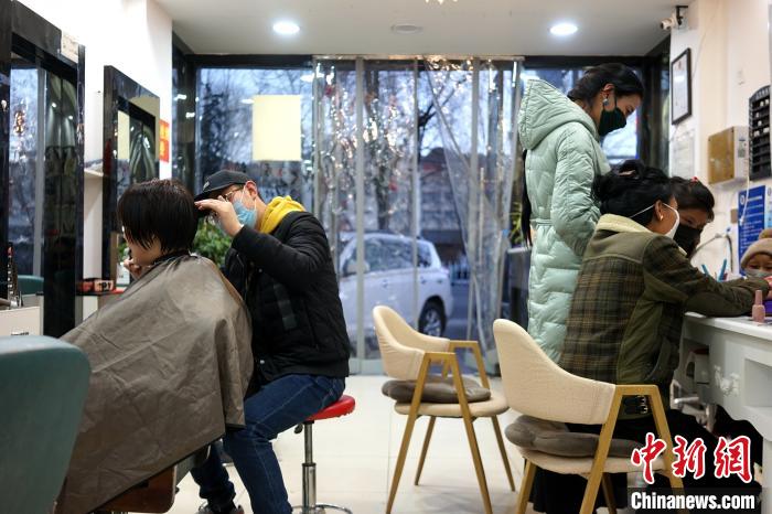 拉薩市民在一美發(fā)店理發(fā)、美甲?！〗w波 攝