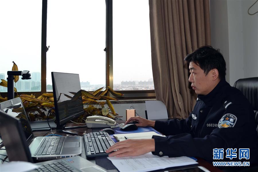 （習(xí)近平致敬的戰(zhàn)“疫”英雄·公安干警篇·圖文互動(dòng)）（8）他們，抗疫一線鑄警魂