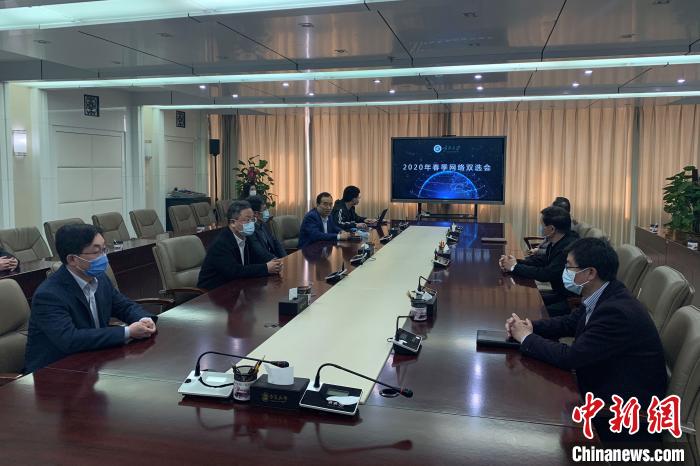 寧夏大學2020年春季首場綜合類“網(wǎng)絡(luò)雙選會”現(xiàn)場。　李佩珊 攝