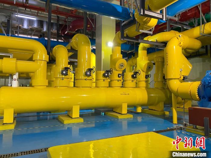 圖為中國(guó)移動(dòng)云南數(shù)據(jù)中心冷卻系統(tǒng)?！⊥蹯簛?攝