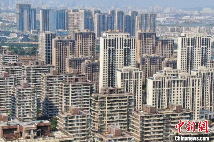 房地產(chǎn)行業(yè)作為特殊的商品銷售業(yè)，受疫情影響，一些企業(yè)資金回籠困難，亟待金融和稅務(wù)部門的政策支持?！°蟛?攝