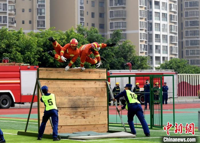 新消防員進行消防障礙接力操展示?！⒅铱?攝