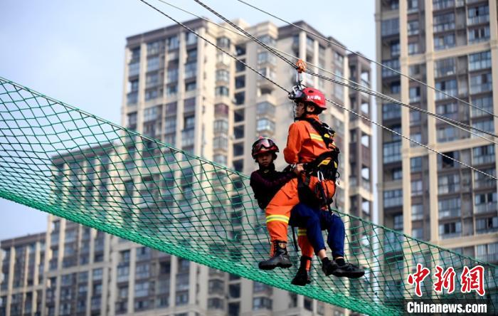 新消防員進行T型救援操展示。　劉忠俊 攝