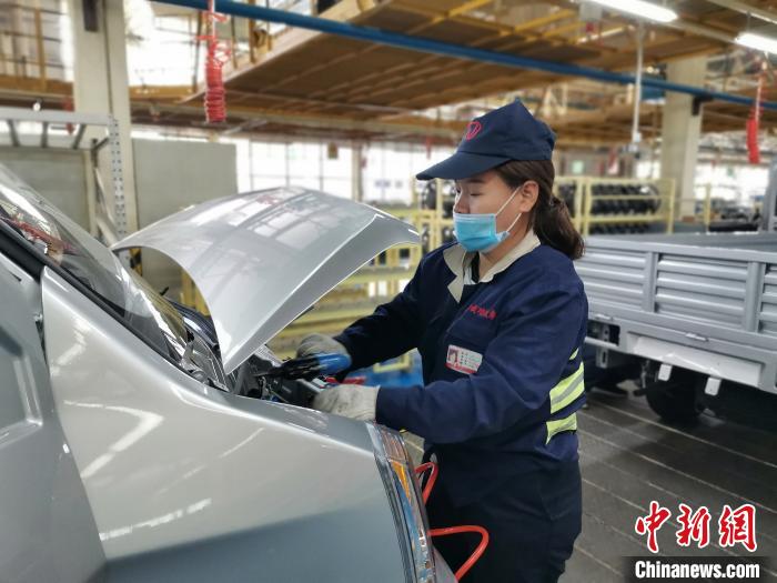 在滿足國外市場供應的同時，成功汽車也緊盯國內(nèi)市場，拓渠道保銷量?！「唢w 攝