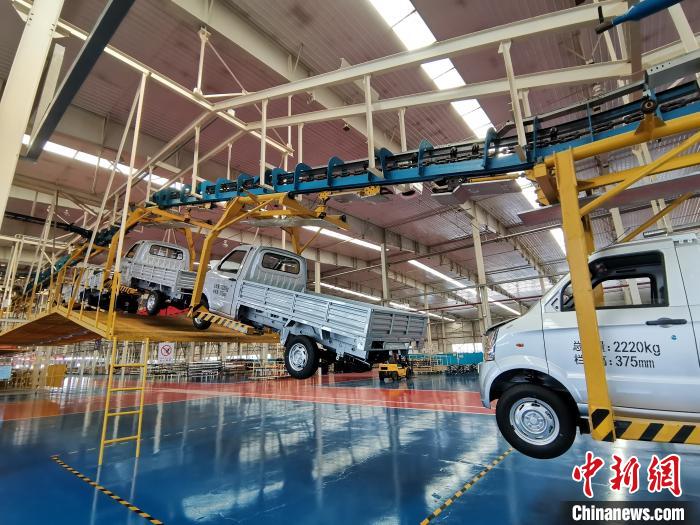 成功汽車是山西省重點轉型項目，擁有國內(nèi)先進的零部件、發(fā)動機整機自動裝配和發(fā)動機生產(chǎn)線、實驗線，還有國際一流的工業(yè)機器人?！「唢w 攝