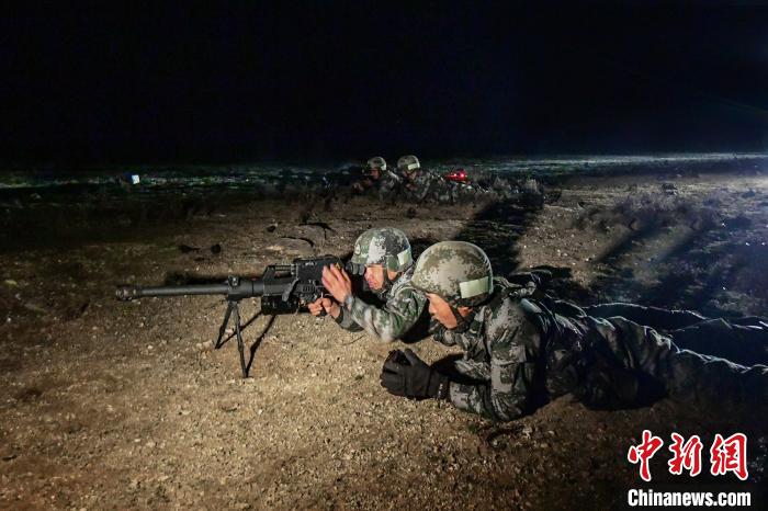 夜間狙擊手摧毀敵探照燈?！∑呀?攝