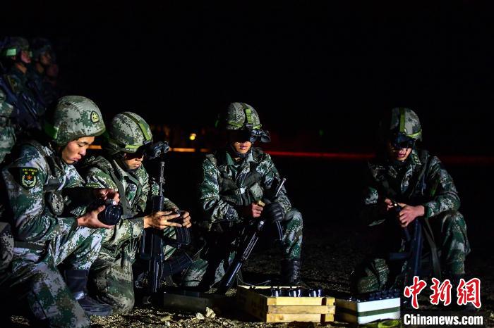 戰(zhàn)士正在補(bǔ)充彈藥?！∑呀?攝