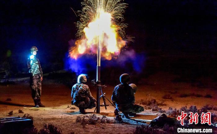 演練中偵察兵在夜間利用迫擊炮摧毀敵輕型裝甲?！」鶘|東 攝