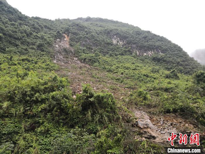 山體滑坡處。　黃鵬 攝