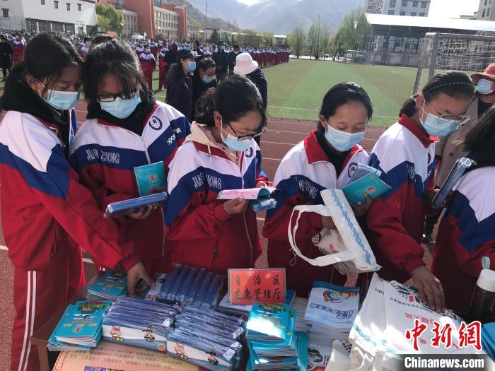 圖為西藏自治區(qū)應(yīng)急管理廳在學(xué)校開(kāi)展安全生產(chǎn)宣傳(資料圖)。西藏自治區(qū)應(yīng)急管理廳 供圖