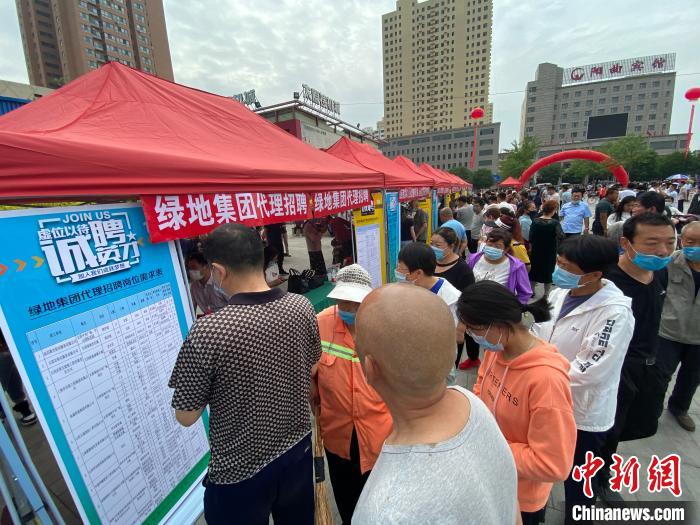 一些知名企業(yè)展臺前，投遞簡歷、咨詢就業(yè)的人絡繹不絕。　屈麗霞 攝