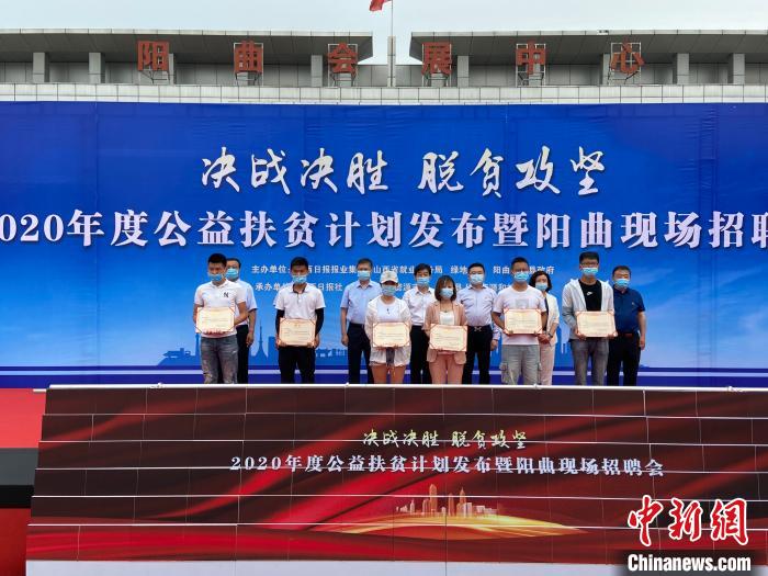 在現(xiàn)場，綠地集團與困難就業(yè)群體就業(yè)代表簽署勞務合同，并為首批6名就業(yè)代表頒發(fā)上崗證書?！∏愊?攝