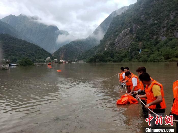 救援人員正在全力營救被困群眾。　丹巴宣提供 攝