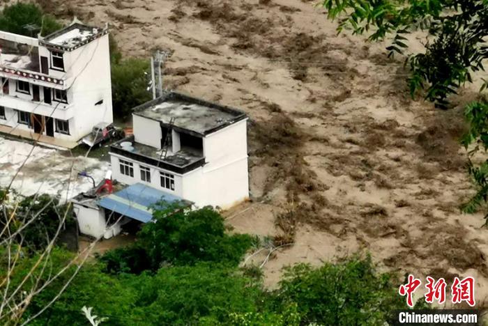 洪水淹沒房屋。　丹巴宣提供 攝