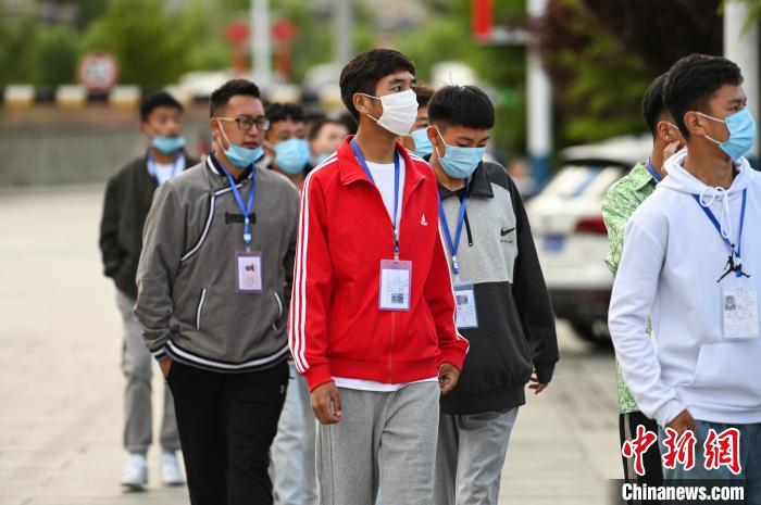 7月7日，考生在拉薩三高考點(diǎn)外有序排隊(duì)，等待進(jìn)入考場?！『闻罾?攝