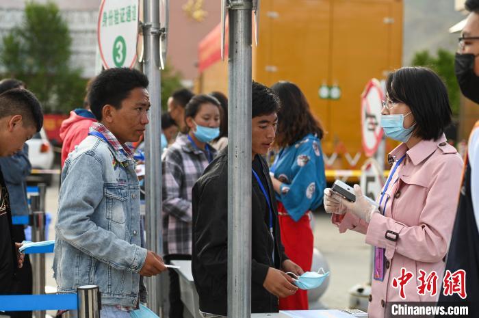 7月7日，考生在拉薩三高考點(diǎn)外進(jìn)行身份證件核驗(yàn)。　何蓬磊 攝