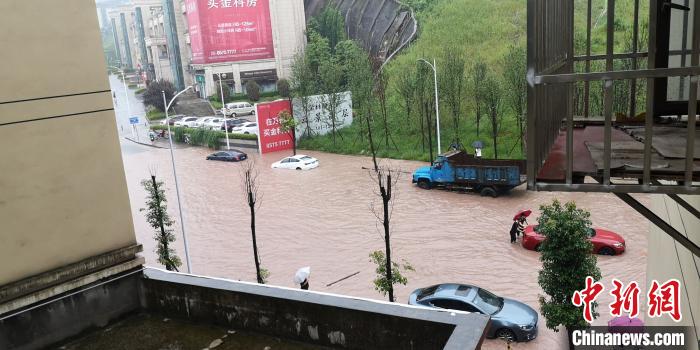 圖為重慶萬州城區(qū)積水嚴(yán)重?！≈貞c萬州區(qū)委宣傳部供圖 攝