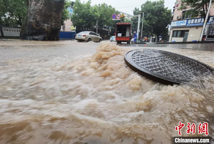 圖為重慶萬州城區(qū)積水嚴(yán)重?！≈貞c萬州區(qū)委宣傳部供圖 攝
