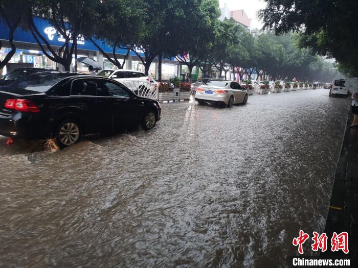 圖為重慶萬州城區(qū)積水嚴(yán)重?！≈貞c萬州區(qū)委宣傳部供圖 攝