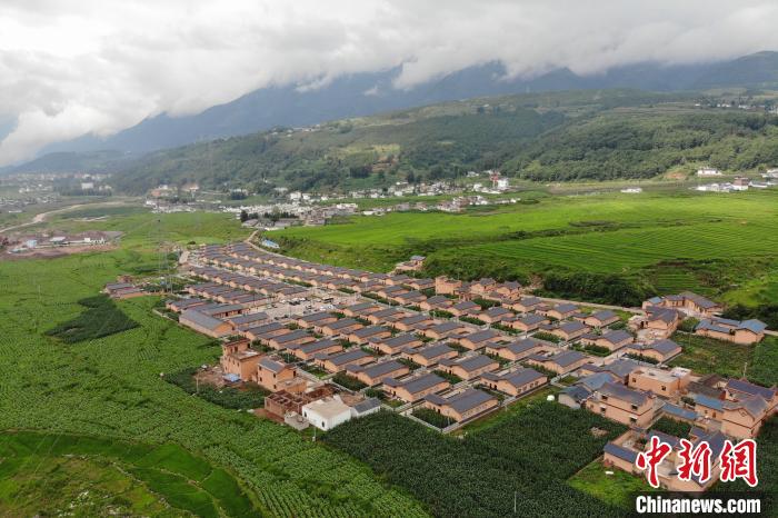 甲甲溝村新建農(nóng)房掩映在農(nóng)作之間。　張浪 攝