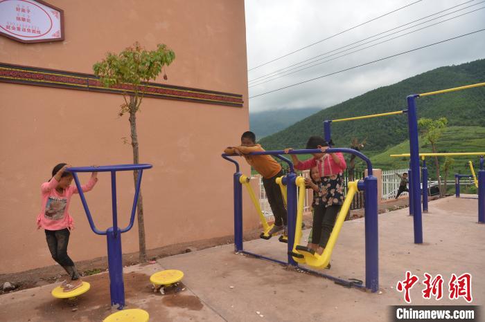 甲甲溝村里玩耍的孩子?！埨?攝