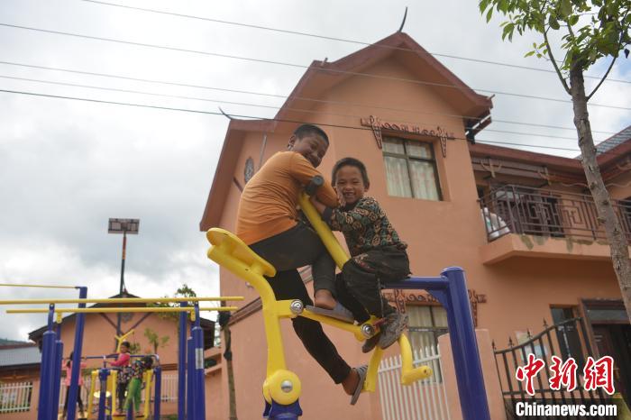 甲甲溝村里玩耍的孩子?！埨?攝