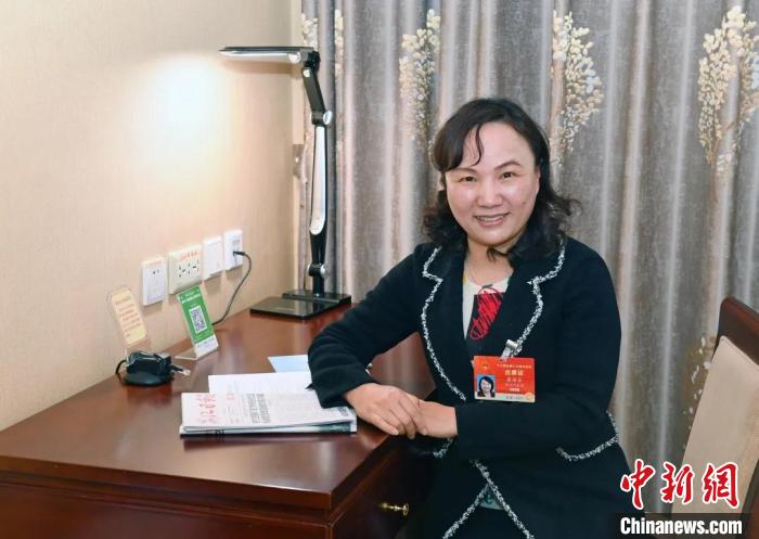 全國人大代表，浙江省臺州市椒江區(qū)大陳實驗學校校長、黨支部書記翁麗芬 蔡榮章 攝