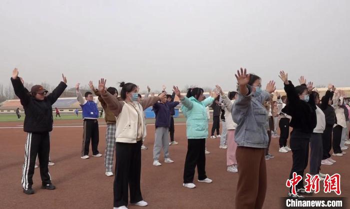 寧夏大學校園內，學生練習八段錦。 謝宇 攝
