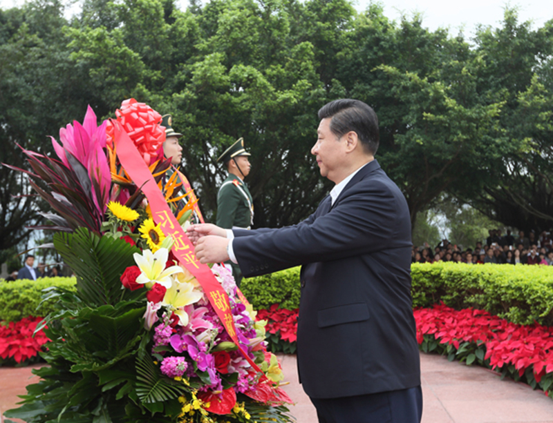 2012年12月8日，習(xí)近平在深圳蓮花山公園向鄧小平銅像敬獻花籃。