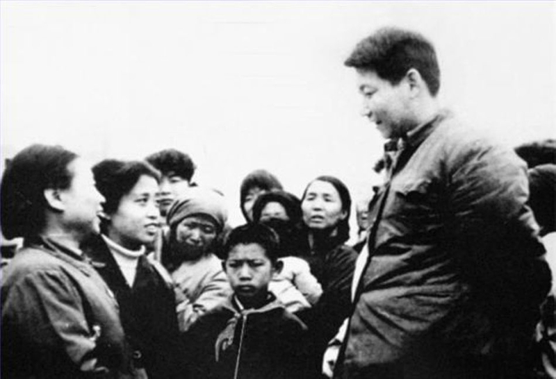 1983年，時任中共正定縣委書記的習(xí)近平同趙村群眾交談。