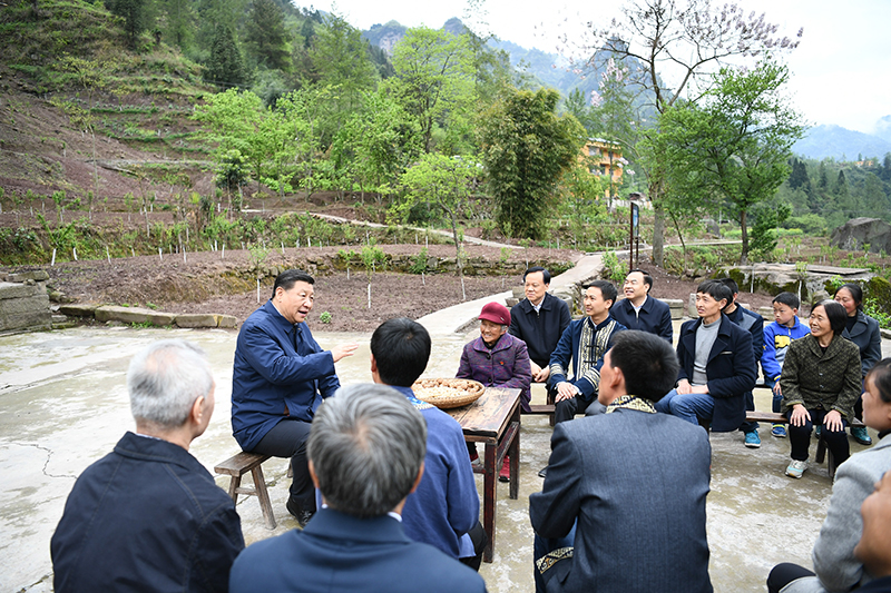 2019年4月15日，習(xí)近平總書記在重慶石柱土家族自治縣中益鄉(xiāng)華溪村同村民代表、基層干部、扶貧干部、鄉(xiāng)村醫(yī)生等圍坐在一起，共話脫貧攻堅(jiān)。