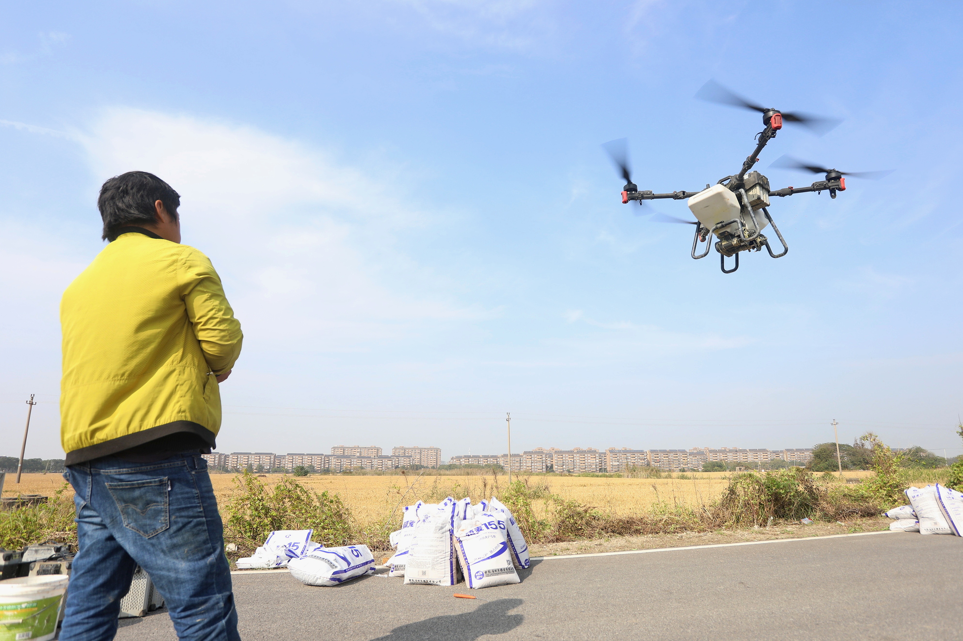 2023年11月15日，浙江嘉興，南湖區(qū)七星街道一處農(nóng)田里，農(nóng)民操縱無人機(jī)進(jìn)行冬小麥飛播。