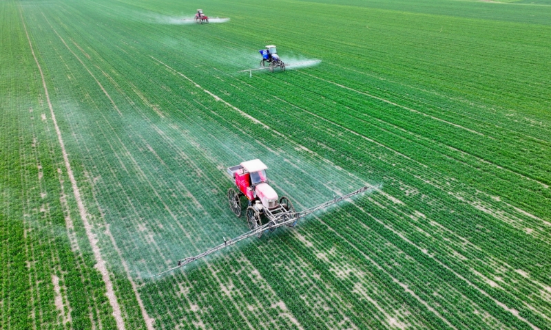 2024年2月18日，安徽省亳州市，利辛縣紀(jì)王場鄉(xiāng)孫老家村麥田，農(nóng)民駕駛自走式高桿噴霧機(jī)對小麥進(jìn)行噴藥作業(yè)。