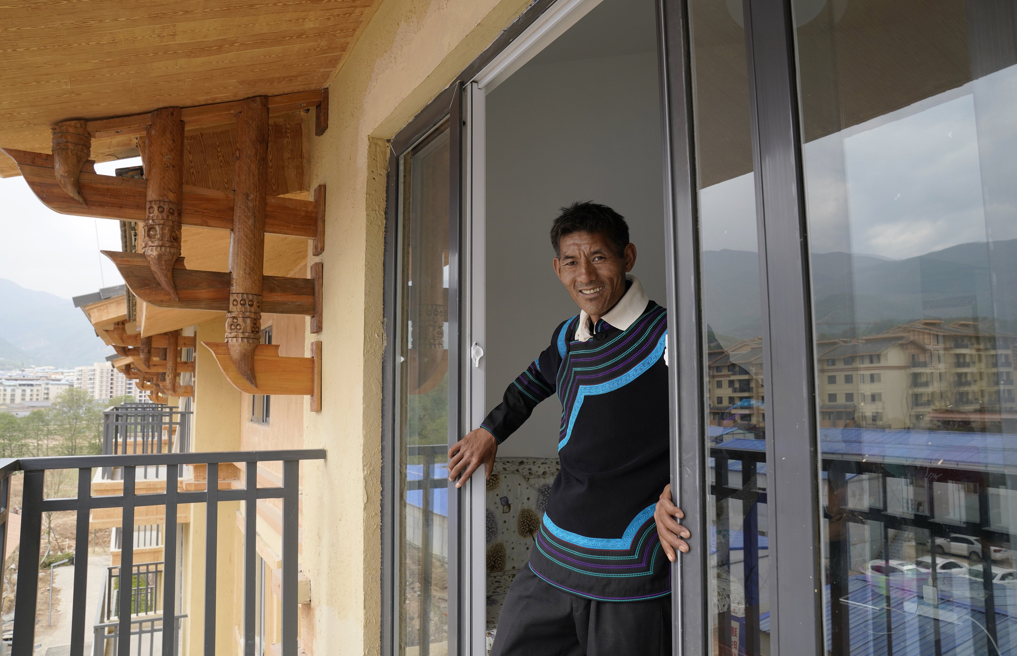 2020年5月14日，四川涼山彝族自治州昭覺縣，“懸崖村”村村民某色伍哈入住新房。