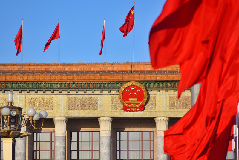2024年3月8日，北京上空現(xiàn)“兩會藍”，人民大會堂前紅旗飄揚。